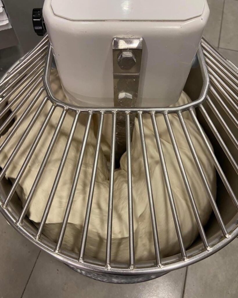 pâte à pizza au robot pétrisseur